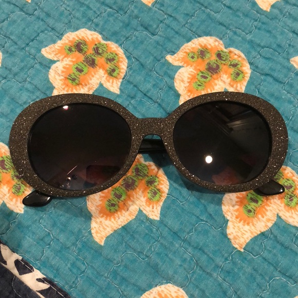 CLOUT GOGGLES 😎 - Picture 2 of 14